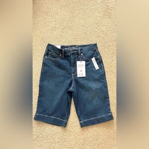 Brand new with tag Gloria Vanderbilt Amanda denim Bermuda shorts size 6